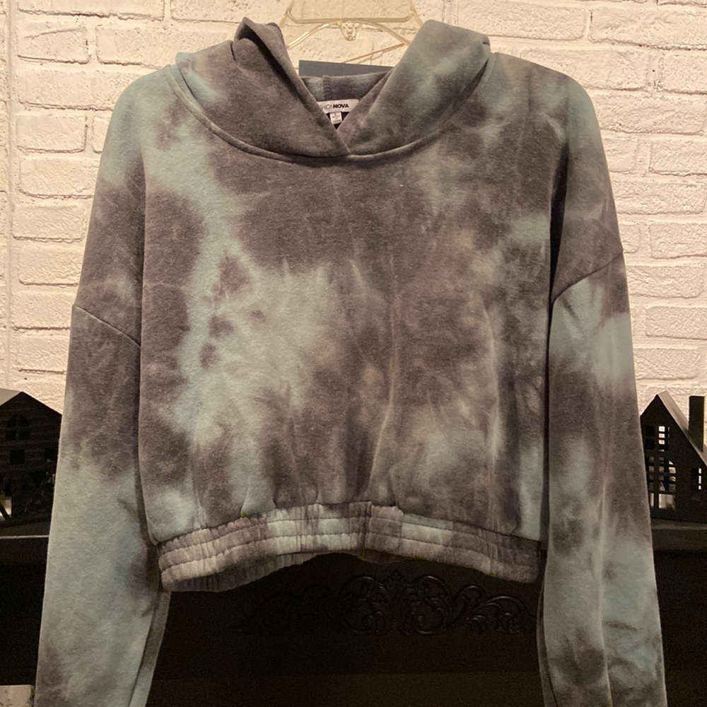 Size L fashion nova cropped sweatshirt